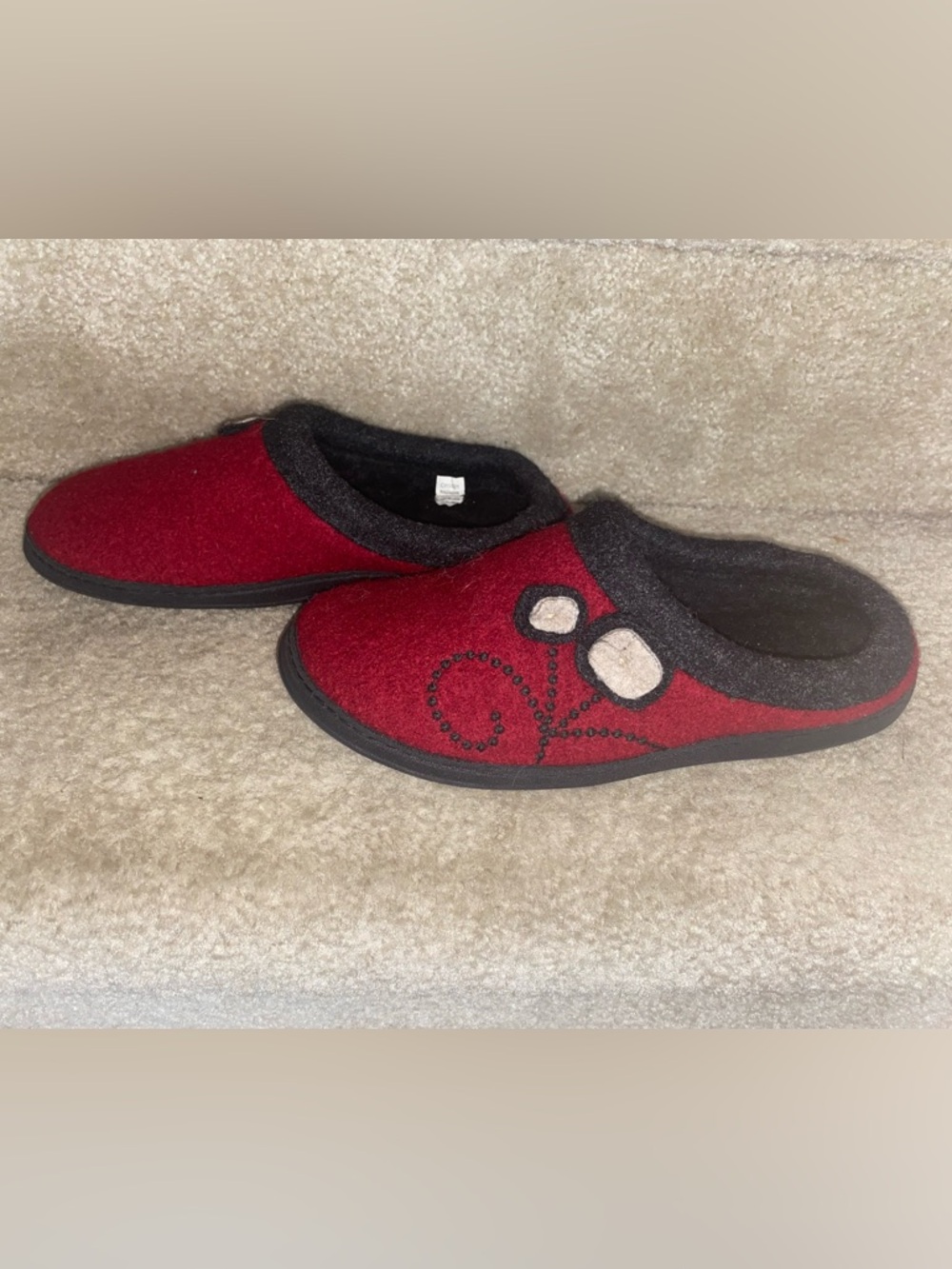 Acorn Red Felt Slip-On Slippers with Black Sole Size 5-6